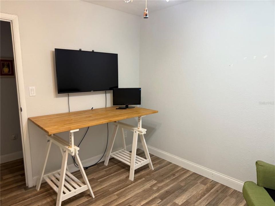 For Sale: $319,000 (3 beds, 2 baths, 1029 Square Feet)