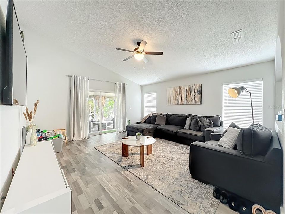 For Sale: $328,000 (3 beds, 2 baths, 1842 Square Feet)