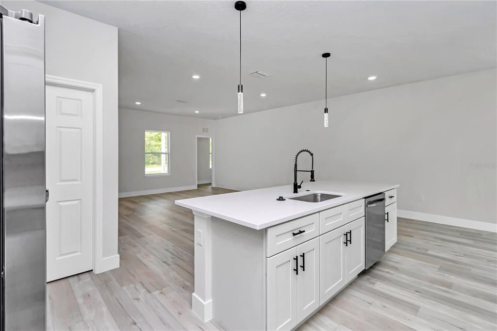 出租: $1,900 (4 贝兹, 2 浴室, 1816 平方英尺)