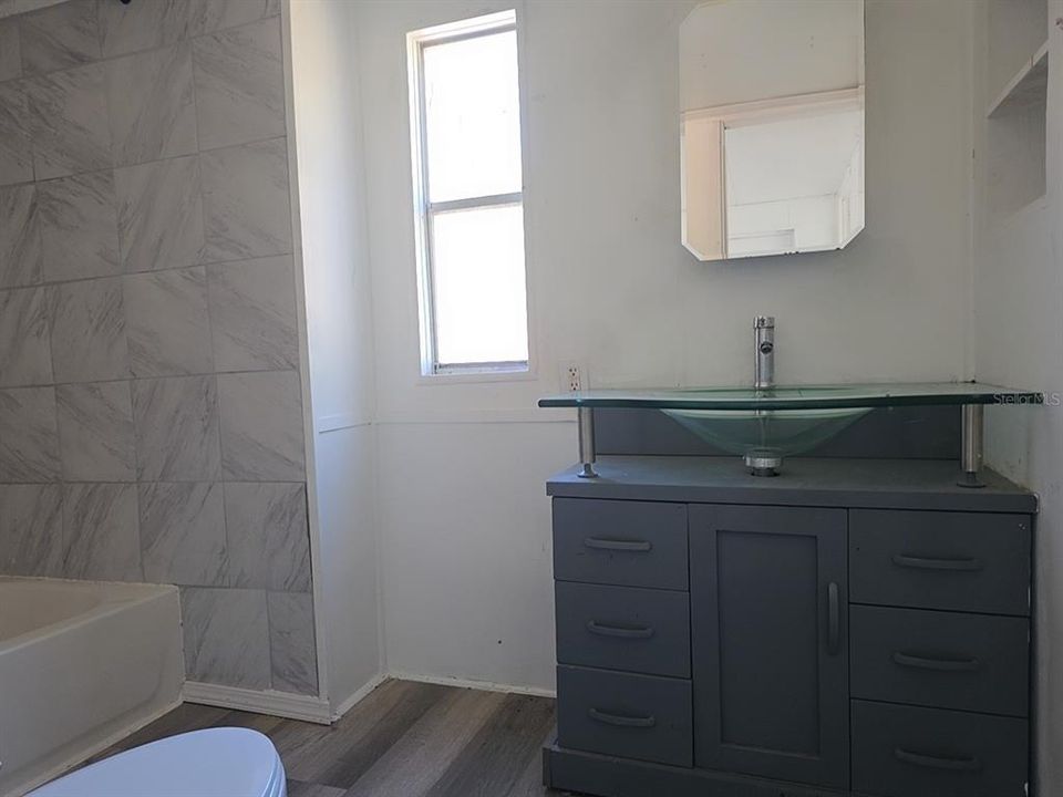 待售: $299,900 (2 贝兹, 1 浴室, 840 平方英尺)