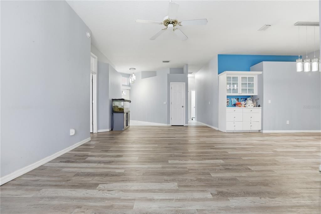 For Sale: $389,000 (3 beds, 2 baths, 1652 Square Feet)