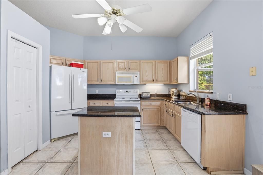 For Sale: $389,000 (3 beds, 2 baths, 1652 Square Feet)