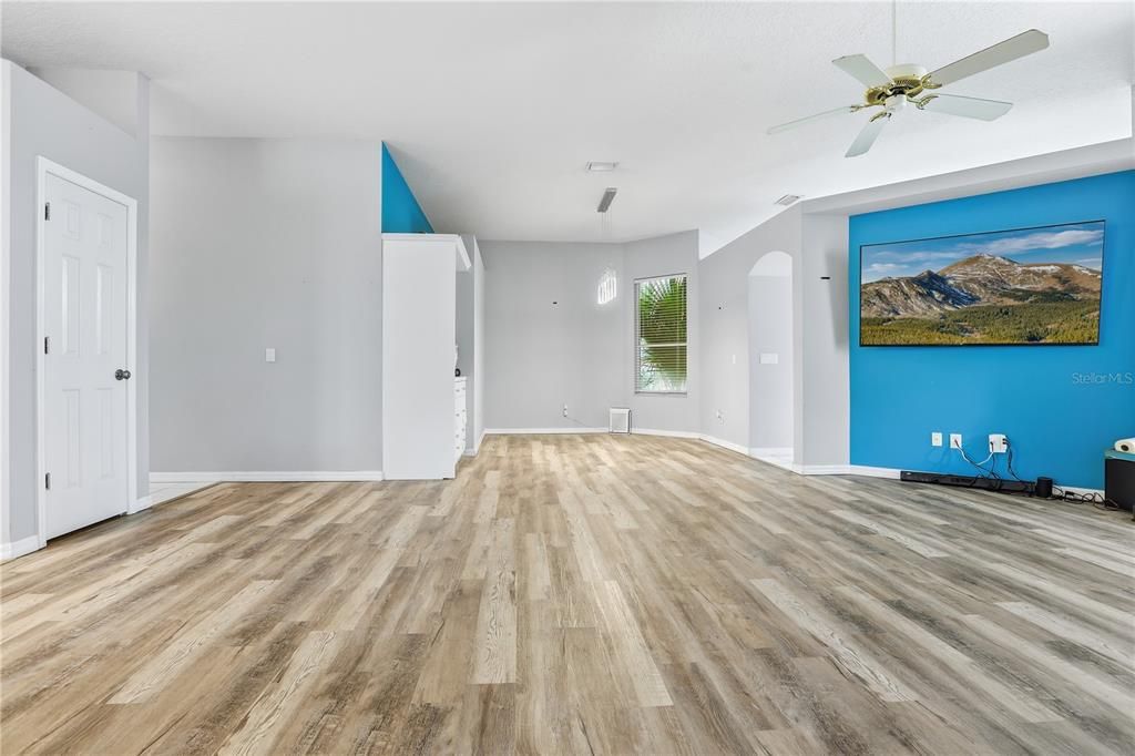 For Sale: $389,000 (3 beds, 2 baths, 1652 Square Feet)