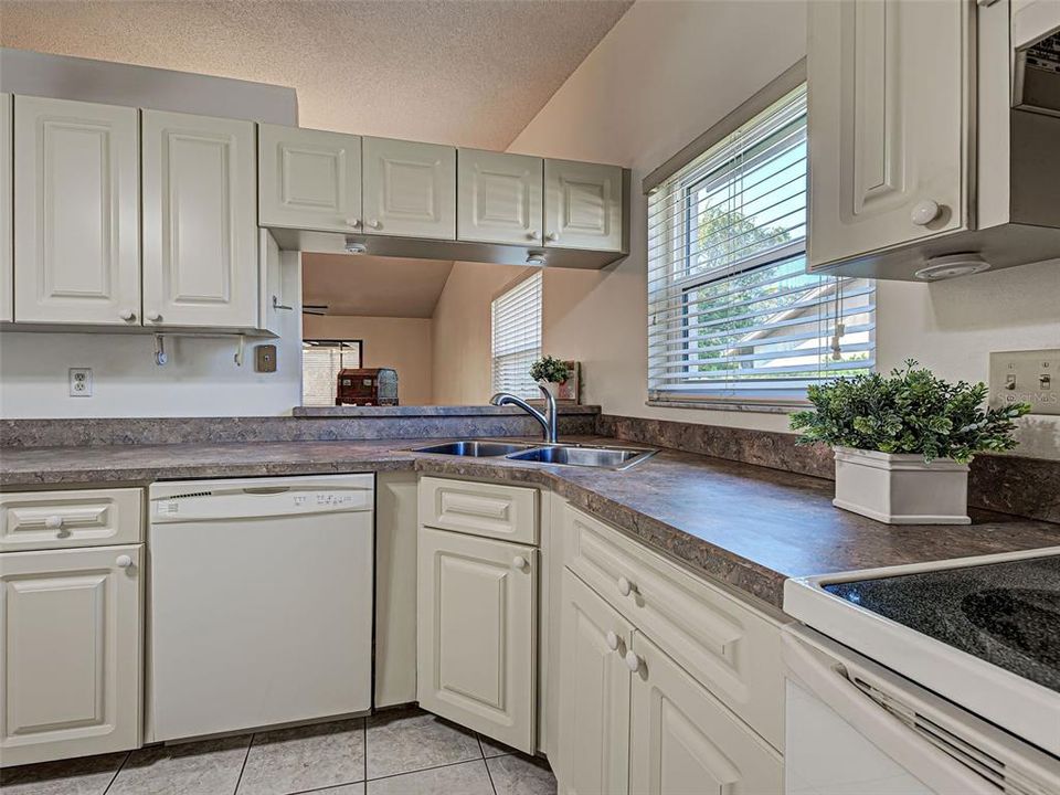 На продажу: $260,000 (2 спален, 2 ванн, 1072 Квадратных фут)