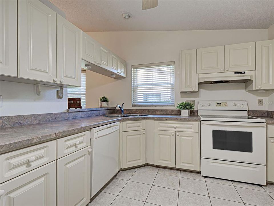 На продажу: $260,000 (2 спален, 2 ванн, 1072 Квадратных фут)