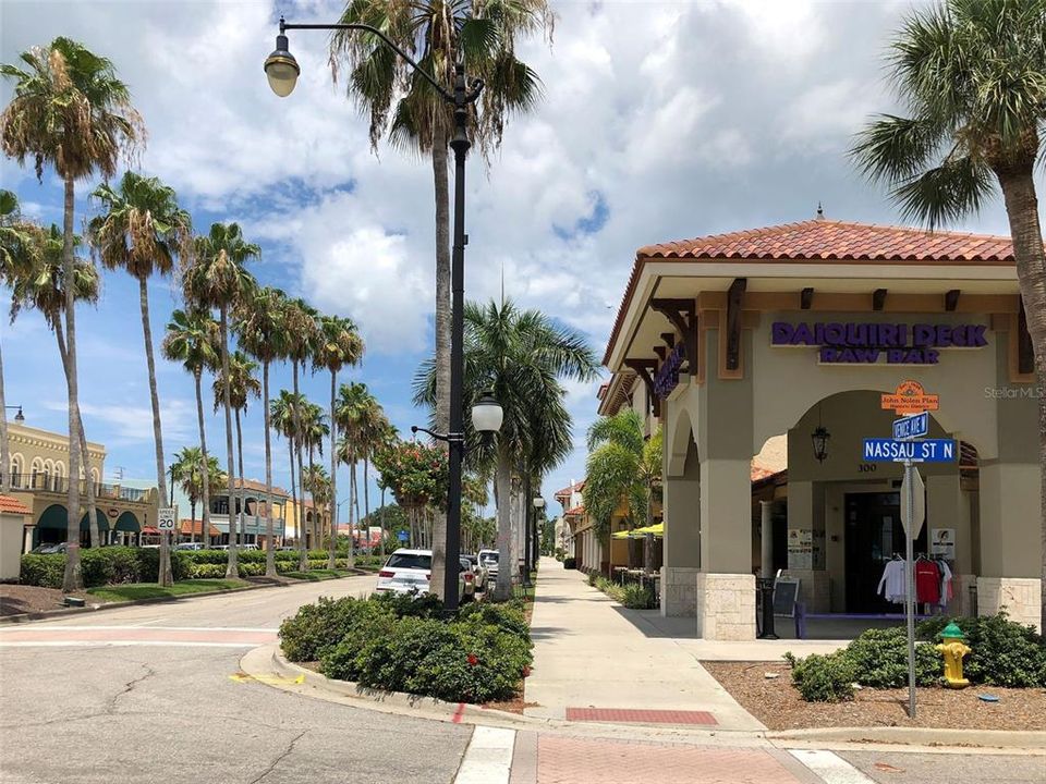 На продажу: $260,000 (2 спален, 2 ванн, 1072 Квадратных фут)