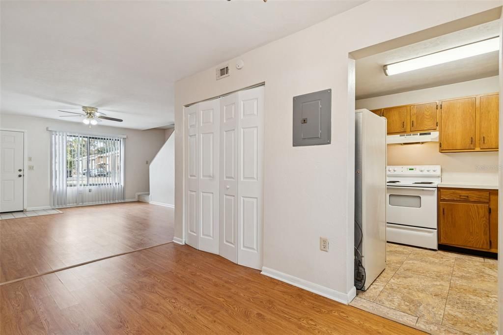 На продажу: $145,000 (2 спален, 2 ванн, 1133 Квадратных фут)