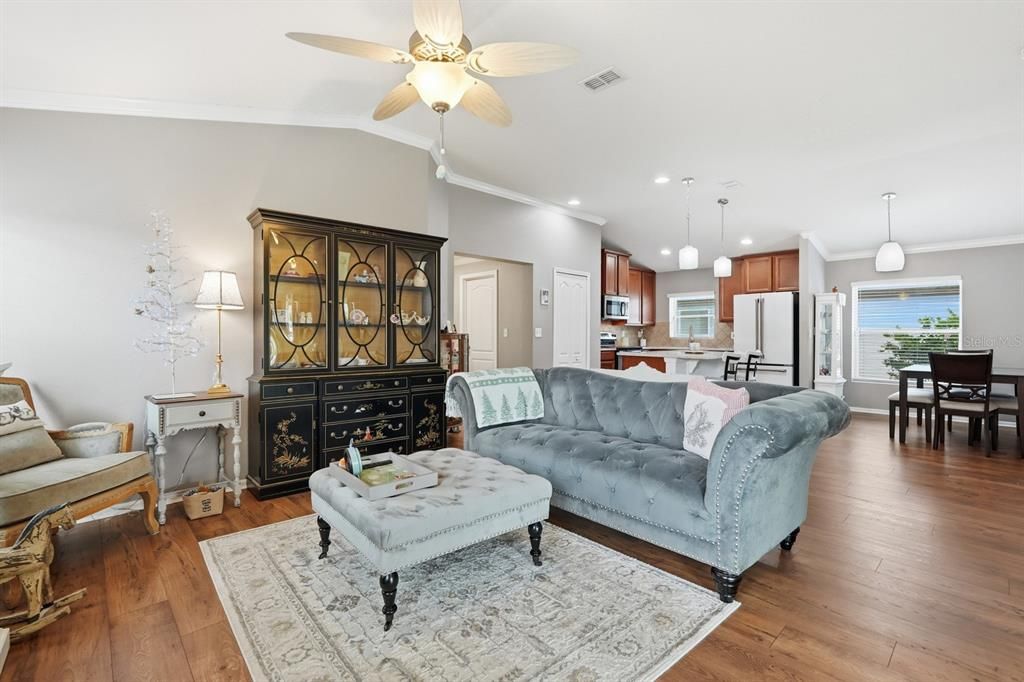 На продажу: $399,900 (3 спален, 2 ванн, 1423 Квадратных фут)