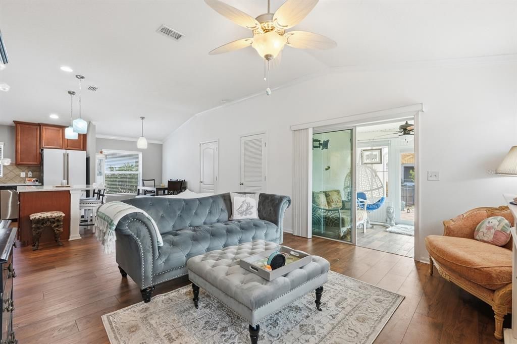 На продажу: $399,900 (3 спален, 2 ванн, 1423 Квадратных фут)