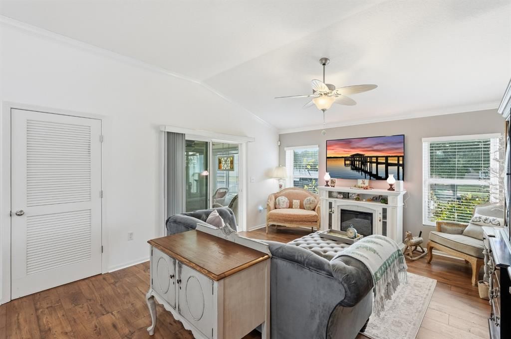 На продажу: $399,900 (3 спален, 2 ванн, 1423 Квадратных фут)