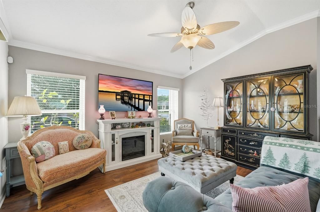 На продажу: $399,900 (3 спален, 2 ванн, 1423 Квадратных фут)