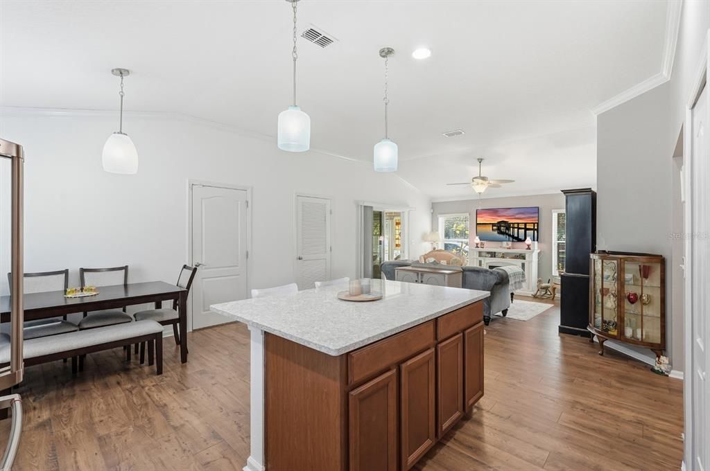 На продажу: $399,900 (3 спален, 2 ванн, 1423 Квадратных фут)