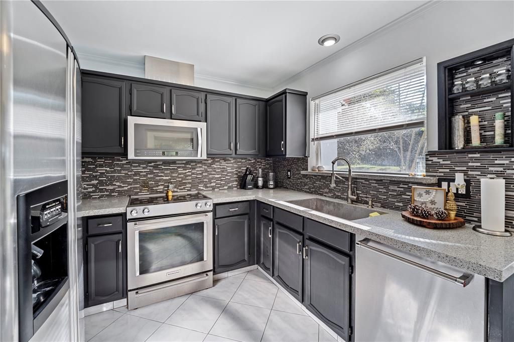 For Sale: $350,000 (3 beds, 2 baths, 1736 Square Feet)