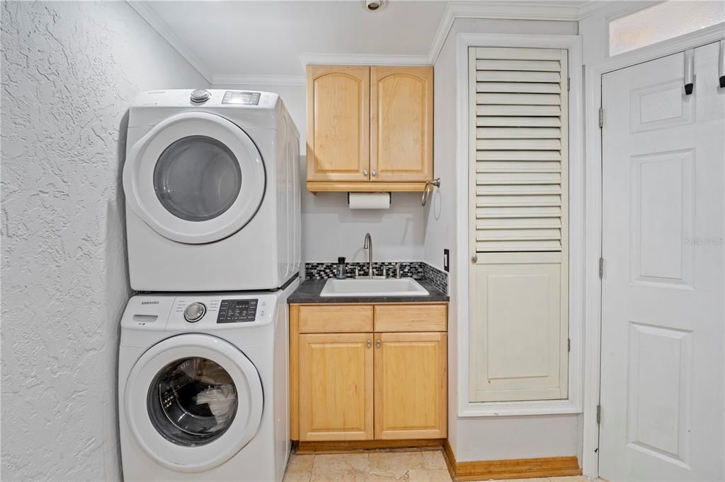 For Sale: $350,000 (3 beds, 2 baths, 1736 Square Feet)