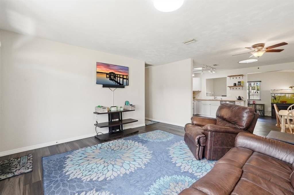 На продажу: $285,000 (3 спален, 2 ванн, 1257 Квадратных фут)