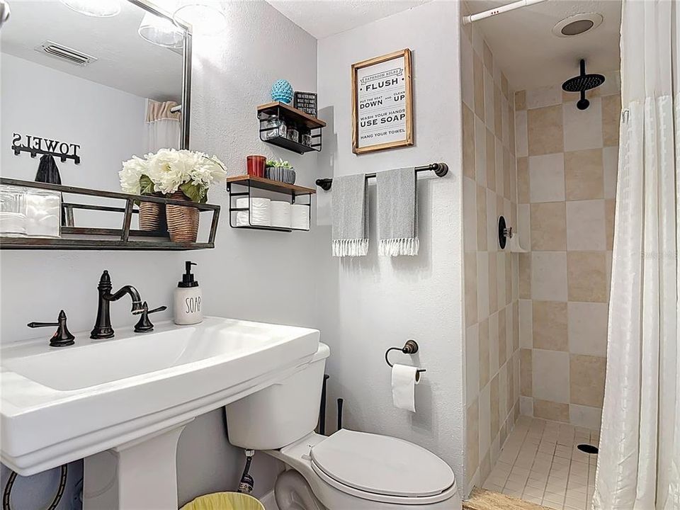 For Sale: $239,900 (2 beds, 2 baths, 1228 Square Feet)