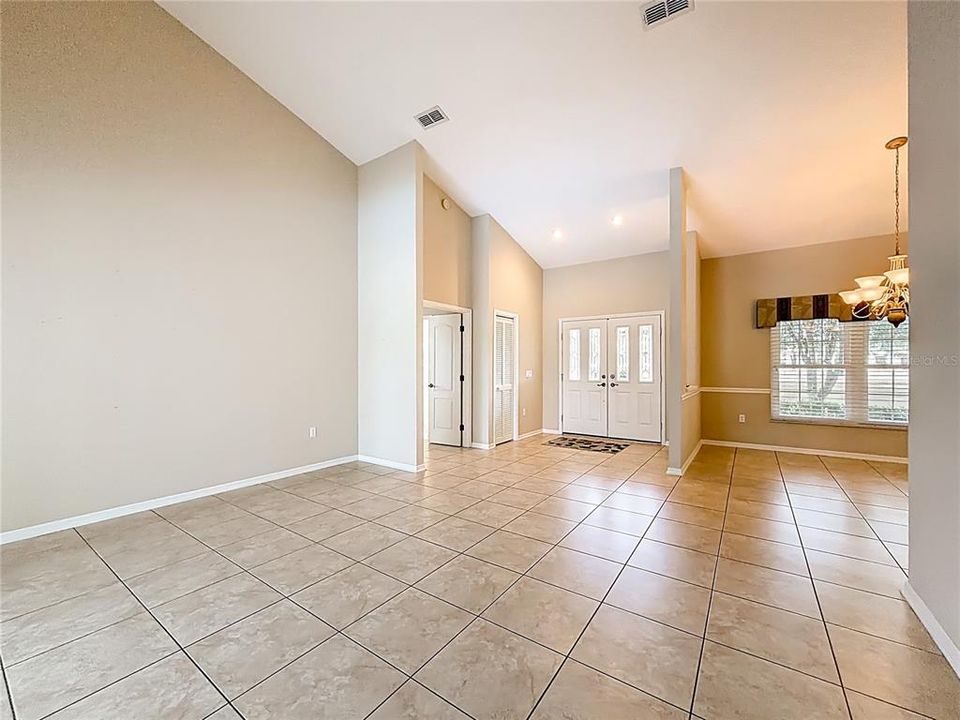 Под контрактом: $407,500 (3 спален, 2 ванн, 2199 Квадратных фут)