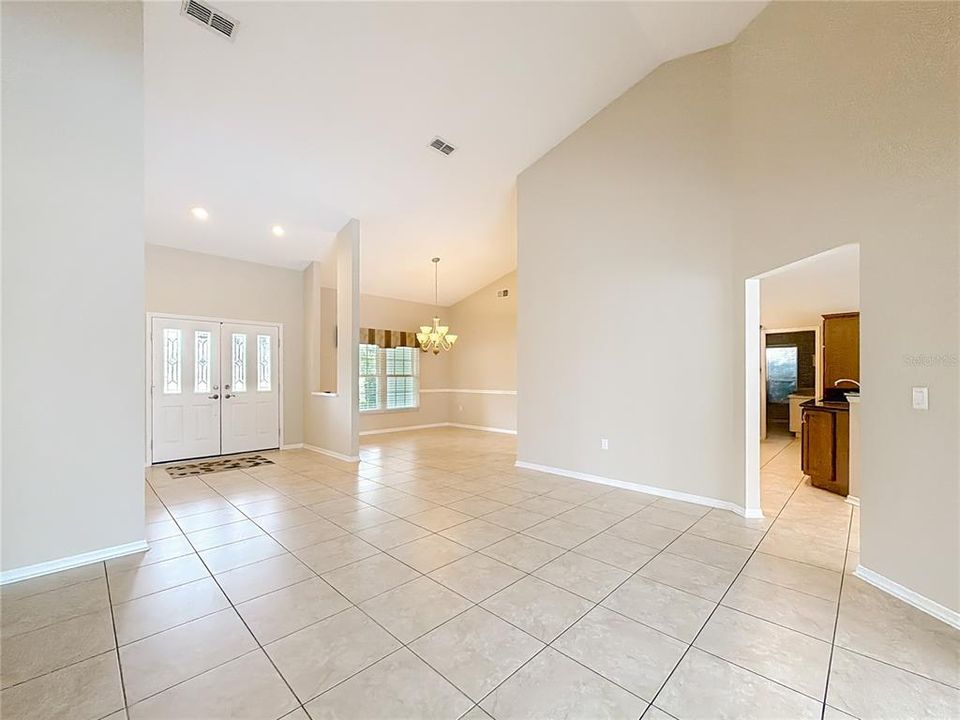 Под контрактом: $407,500 (3 спален, 2 ванн, 2199 Квадратных фут)