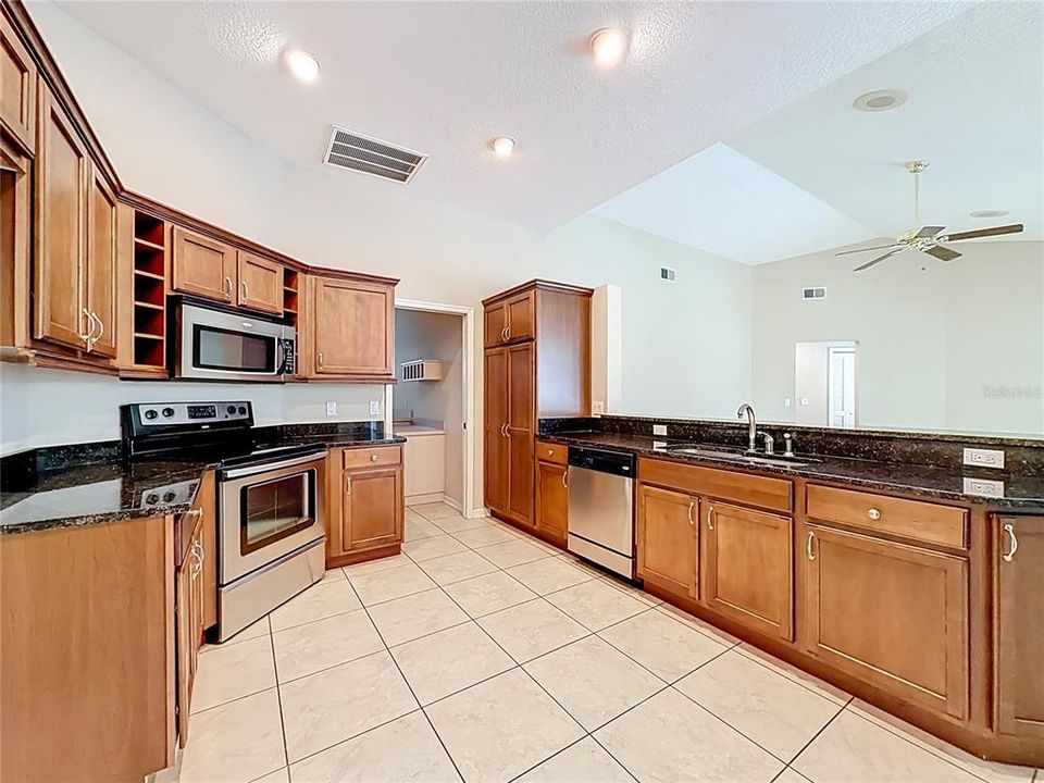 Под контрактом: $407,500 (3 спален, 2 ванн, 2199 Квадратных фут)