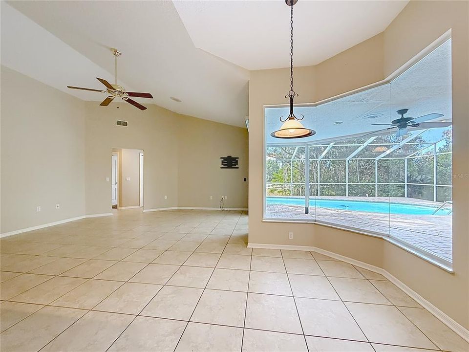 Под контрактом: $407,500 (3 спален, 2 ванн, 2199 Квадратных фут)