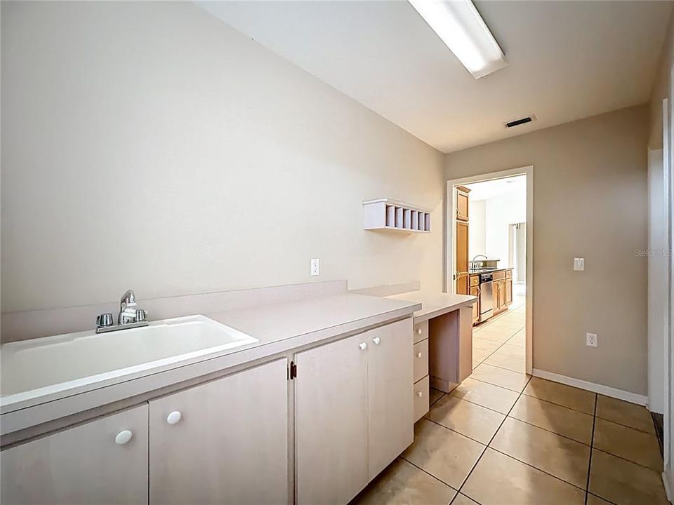 Под контрактом: $407,500 (3 спален, 2 ванн, 2199 Квадратных фут)