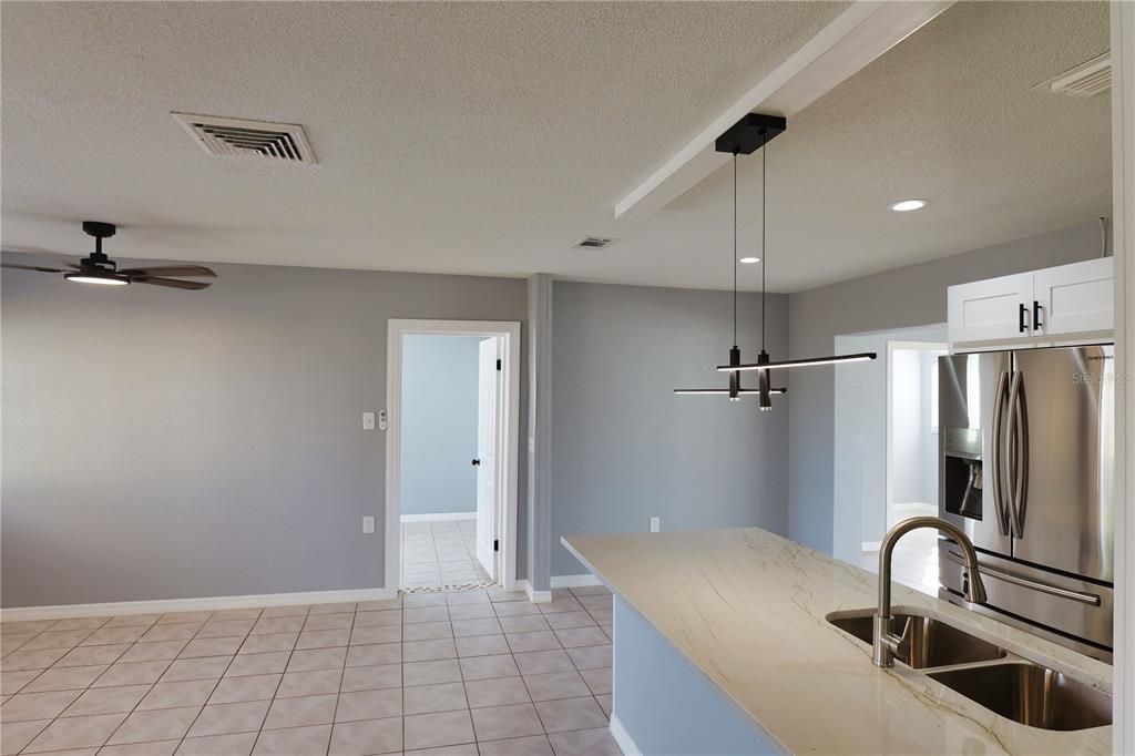 待售: $346,000 (3 贝兹, 1 浴室, 1337 平方英尺)