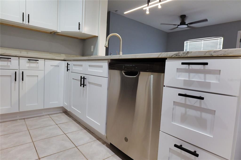 待售: $346,000 (3 贝兹, 1 浴室, 1337 平方英尺)