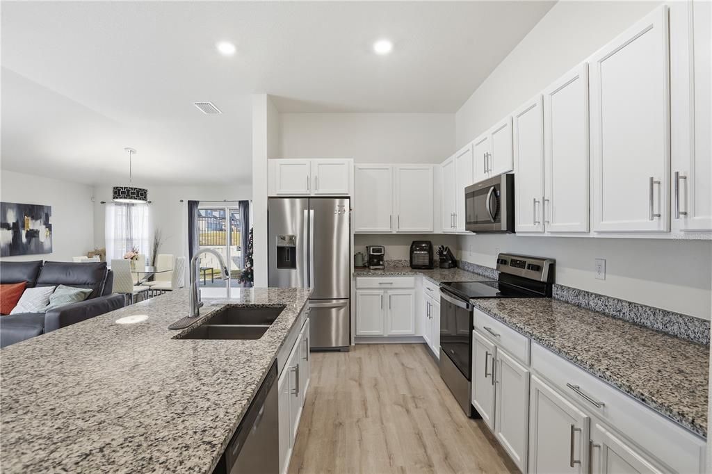 For Sale: $475,000 (4 beds, 2 baths, 1918 Square Feet)