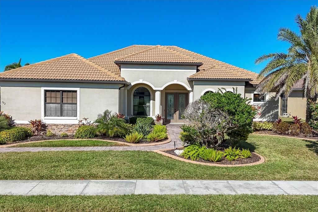 For Sale: $749,000 (4 beds, 3 baths, 3014 Square Feet)