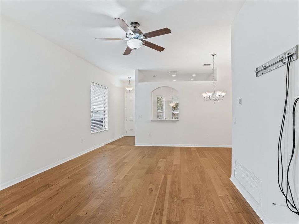 For Sale: $289,500 (3 beds, 2 baths, 1394 Square Feet)