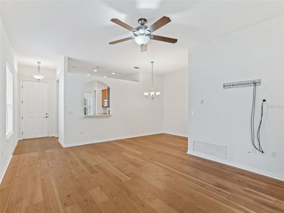 For Sale: $289,500 (3 beds, 2 baths, 1394 Square Feet)