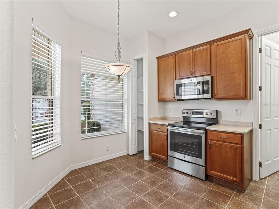 For Sale: $289,500 (3 beds, 2 baths, 1394 Square Feet)