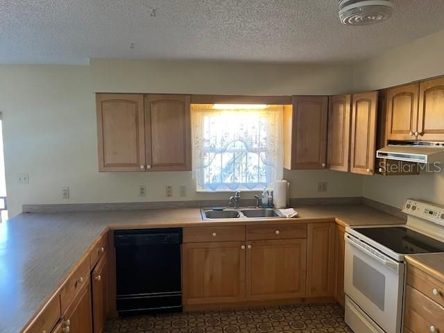 Active With Contract: $220,000 (3 beds, 2 baths, 1422 Square Feet)