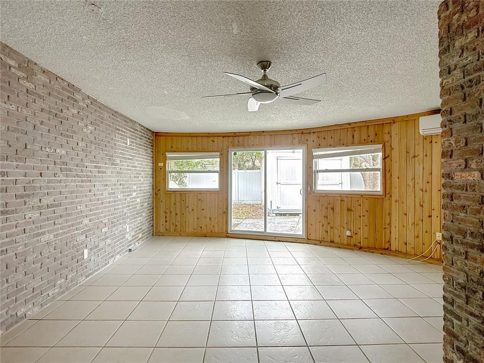 For Sale: $325,000 (3 beds, 2 baths, 1518 Square Feet)