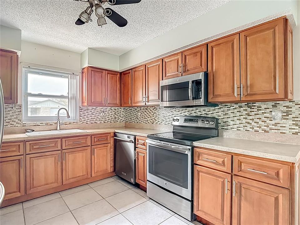 For Sale: $325,000 (3 beds, 2 baths, 1518 Square Feet)