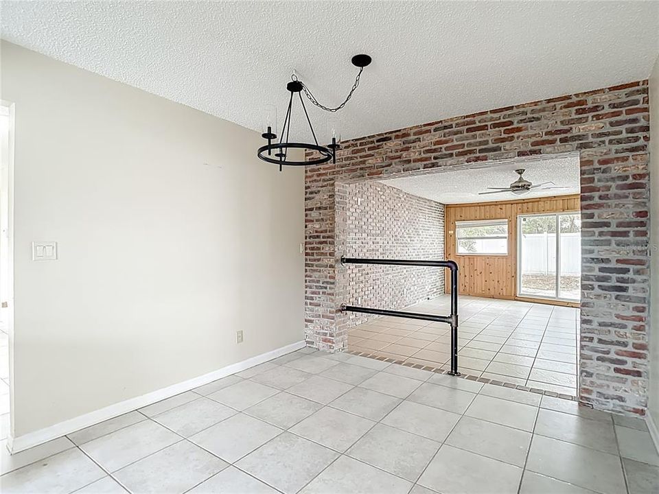 For Sale: $325,000 (3 beds, 2 baths, 1518 Square Feet)