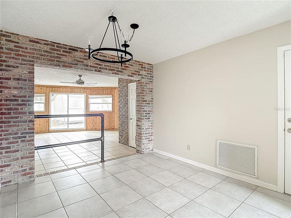 For Sale: $325,000 (3 beds, 2 baths, 1518 Square Feet)