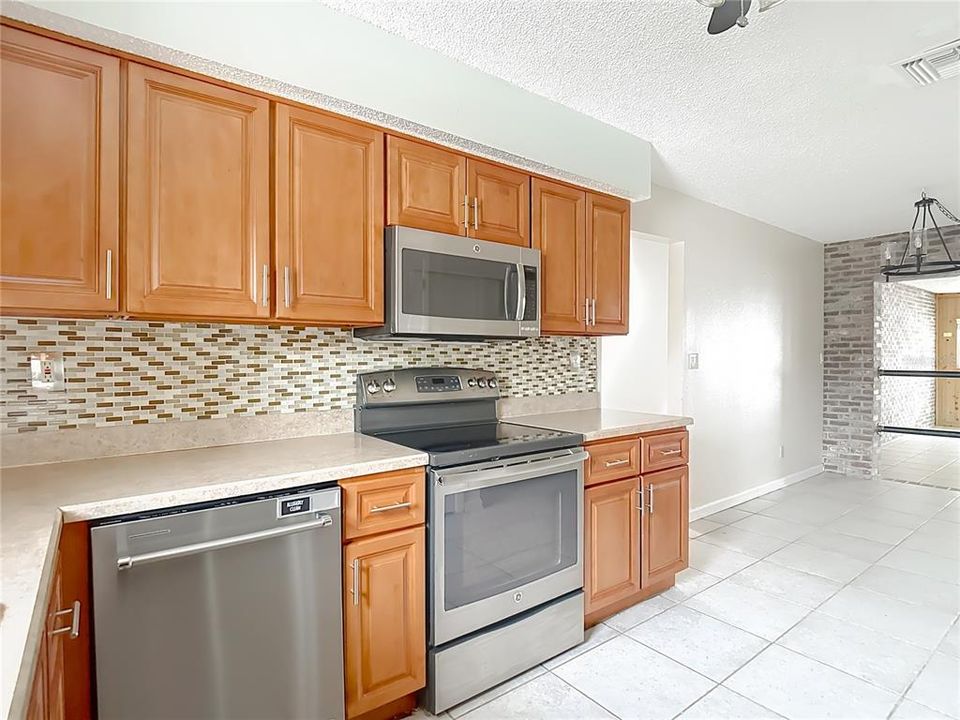 For Sale: $325,000 (3 beds, 2 baths, 1518 Square Feet)