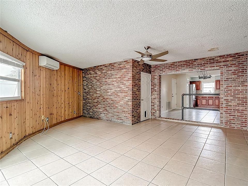 For Sale: $325,000 (3 beds, 2 baths, 1518 Square Feet)