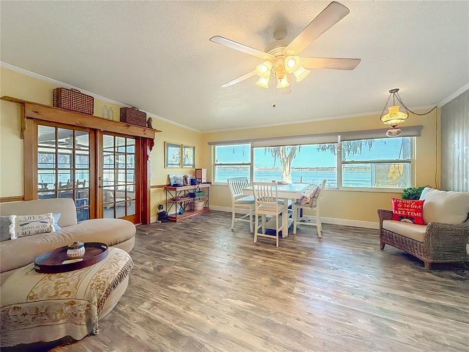 En Venta: $449,000 (4 camas, 2 baños, 1940 Pies cuadrados)