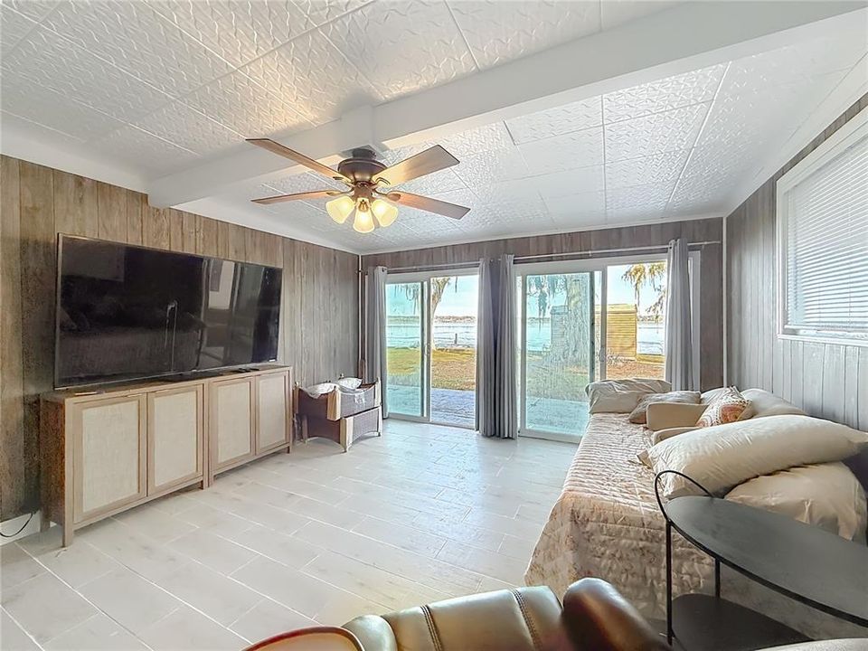 En Venta: $449,000 (4 camas, 2 baños, 1940 Pies cuadrados)