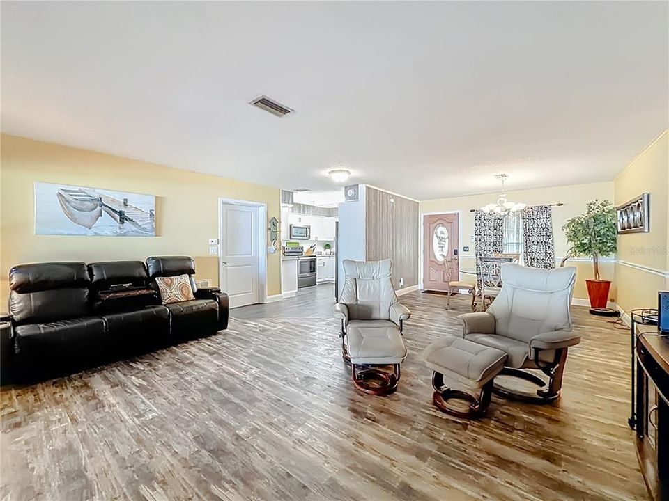 En Venta: $449,000 (4 camas, 2 baños, 1940 Pies cuadrados)