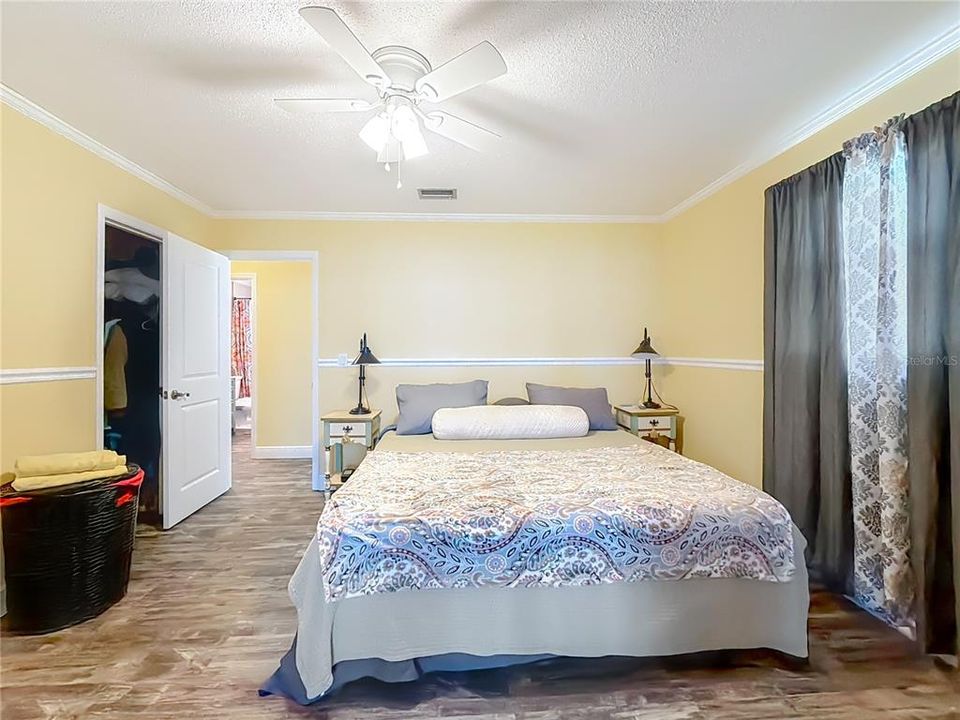 En Venta: $449,000 (4 camas, 2 baños, 1940 Pies cuadrados)