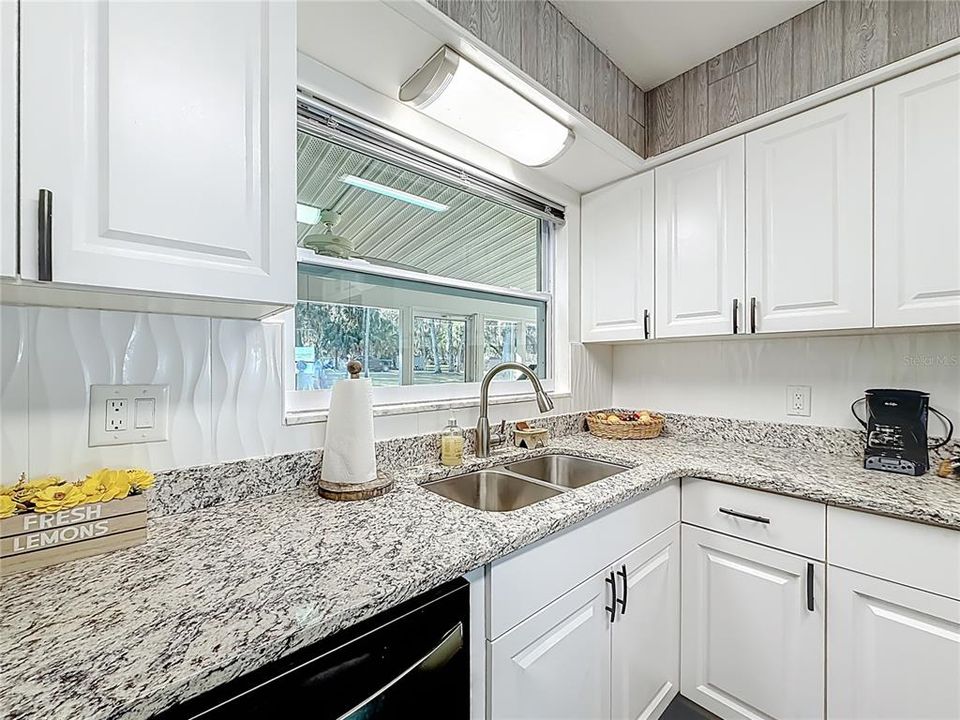 En Venta: $449,000 (4 camas, 2 baños, 1940 Pies cuadrados)