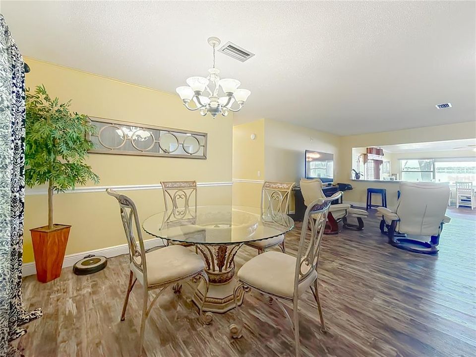 En Venta: $449,000 (4 camas, 2 baños, 1940 Pies cuadrados)