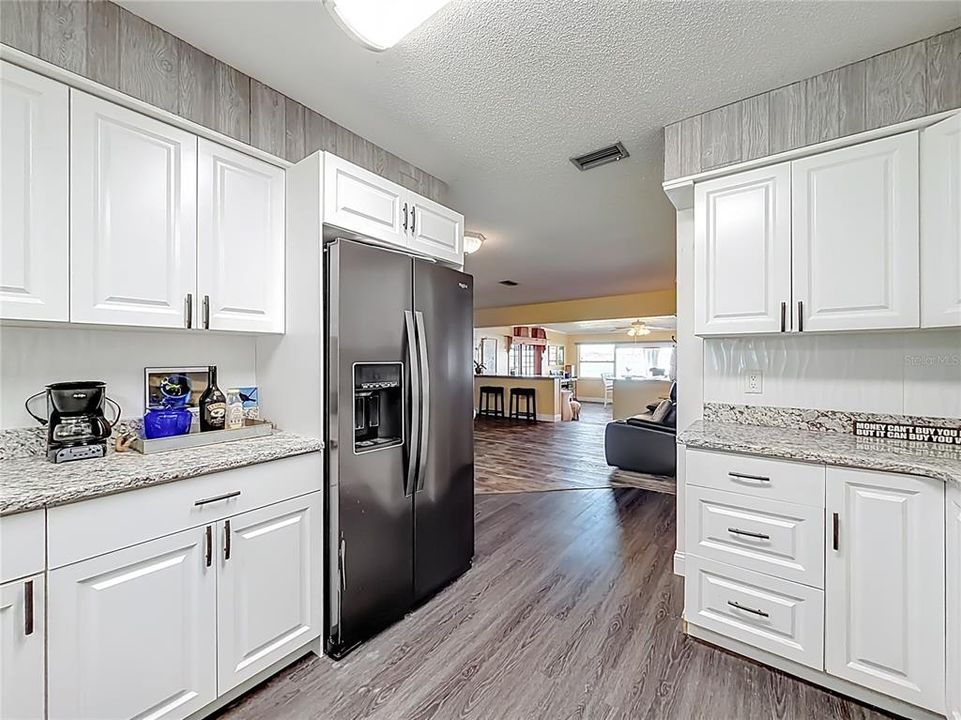 En Venta: $449,000 (4 camas, 2 baños, 1940 Pies cuadrados)