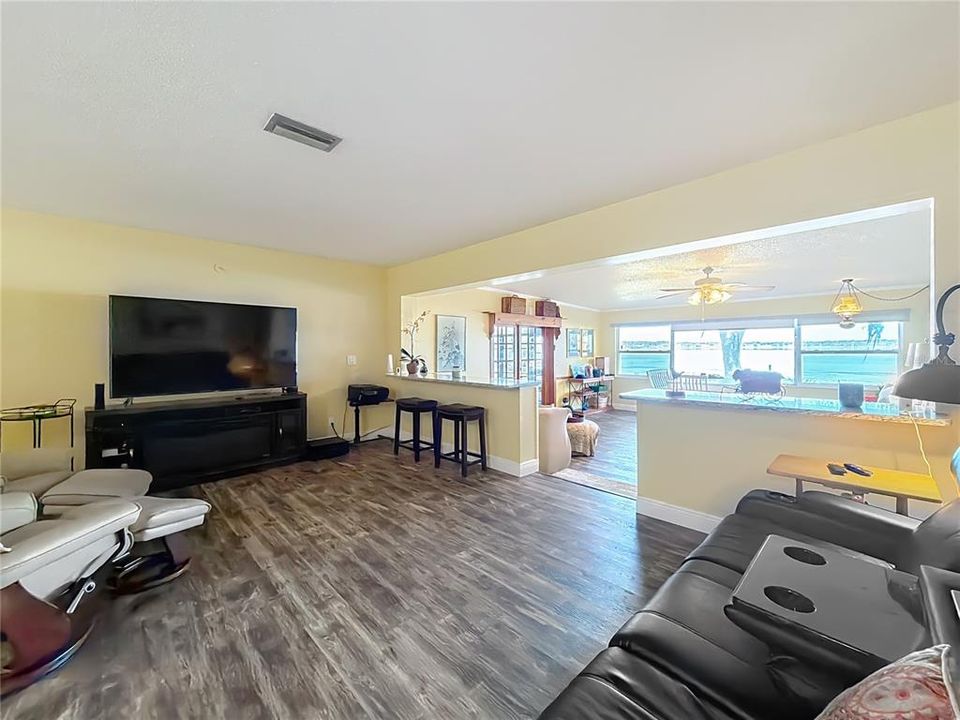 En Venta: $449,000 (4 camas, 2 baños, 1940 Pies cuadrados)