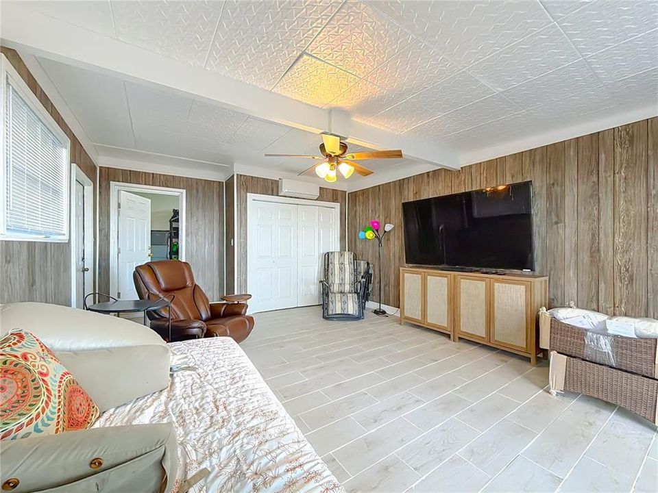 En Venta: $449,000 (4 camas, 2 baños, 1940 Pies cuadrados)