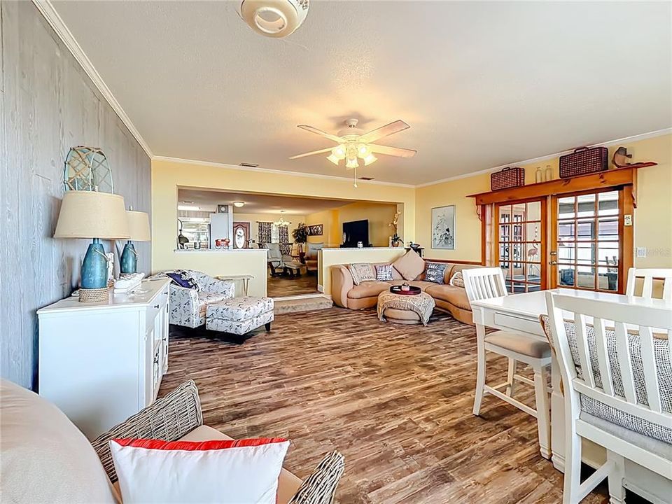 En Venta: $449,000 (4 camas, 2 baños, 1940 Pies cuadrados)