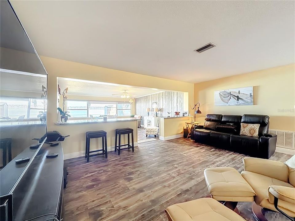 En Venta: $449,000 (4 camas, 2 baños, 1940 Pies cuadrados)